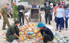 Cận cảnh hàng nghìn hộp siro, yến sào, đông trùng hạ thảo... vứt ngoài bãi rác ở Quảng Ninh