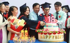 Học trò Trường THPT Nguyễn Hữu Thọ gửi lời chào tạm biệt 1.000 ngày thanh xuân