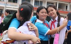 Thiếu nhi TP.HCM giao lưu thiếu nhi tỉnh Champasak (Lào): nồng ấm những cái ôm