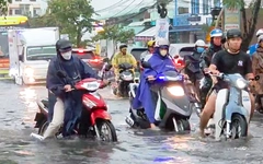 Nhiều tuyến đường ở Cần Thơ ngập nặng sau trận mưa lớn nhất từ đầu mùa