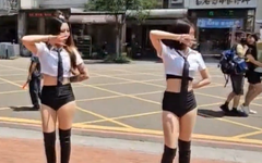 Phụ huynh dàn dựng màn múa cột trước cổng trường tặng 'khối nghỉ hè'
