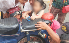 Bé gái bị kẹt chân vào căm xe máy và lời khuyên của bác sĩ cấp cứu