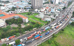 Quốc lộ 1 đoạn từ cầu vượt Trạm 2 đến quốc lộ 13 dài hơn 10km bị ùn ứ từ sáng sớm đến chiều
