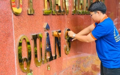 Đang gắn bảng tên phường, nhiều trụ sở quận thành nơi làm việc của phường mới ở TP.HCM