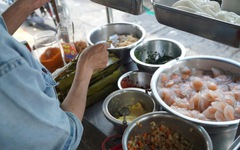 Food tour hẻm cho teen mê món ngon giá mềm tại khu Xóm Chiếu