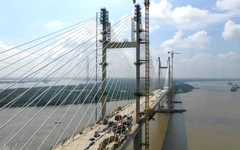 Hợp long cầu Bình Khánh trên cao tốc Bến Lức - Long Thành