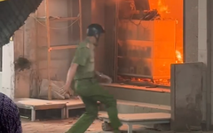 Cháy lớn cửa hàng bán đồ cúng ở Cần Thơ