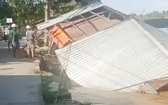 Hai căn nhà bị sạt lở đổ sụp xuống sông trong đêm, 3 nguời may mắn thoát chết