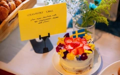 Vòng hoa, bánh dâu và niềm vui Midsummer