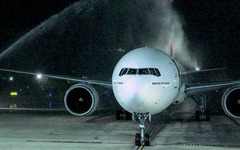 Phun vòi rồng đón máy bay của hãng Emirates đưa khách từ Dubai tới Đà Nẵng