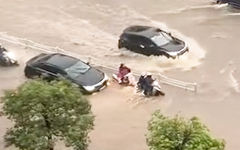 Video nhiều tuyến phố ở Hà Nội ngập sâu, ùn tắc sau mưa chiều đầu tuần