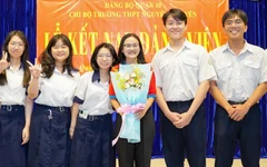 Nữ sinh Trường THPT Nguyễn Khuyến được kết nạp Đảng ở tuổi 18