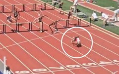Vận động viên nhào lộn về đích sau khi té ngã để chiến thắng 100m rào