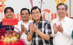 NSND Thanh Tuấn hát cải lương khi đón đoàn lãnh đạo TP.HCM đến thăm