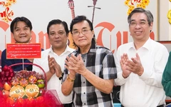 NSND Thanh Tuấn hát cải lương khi đón đoàn lãnh đạo TP.HCM đến thăm