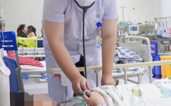 Nam sinh 15 tuổi ngộ độc vì sử dụng thuốc lá điện tử đã bị cấm