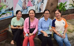 Chờ con trước cổng điểm thi tuyển sinh lớp 10, phụ huynh tâm sự gì?