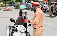 Cảnh sát giao thông 'bắt quả tang' nhiều người chạy xe máy lên vỉa hè tại TP.HCM