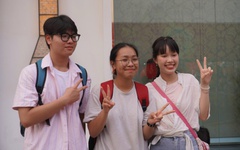 Dù trời mưa, bạn trẻ vẫn chờ theo dõi sự kiện Vinh quang Công an nhân dân Việt Nam