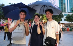 Phố đi bộ Nguyễn Huệ nhộn nhịp trước đêm gala Vinh quang Công an nhân dân Việt Nam