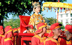 Hình ảnh tái hiện Nam Phương hoàng hậu ngồi kiệu do đội mai táng khiêng, nhà nghiên cứu nói gì?
