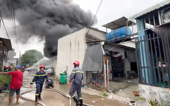 Cháy xưởng phế liệu nằm cạnh dãy nhà trọ ở Bình Dương