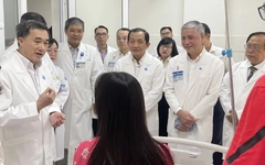 Ê kíp thông tim bào thai cho sản phụ người Singapore nhận bằng khen của Bộ trưởng Bộ Y tế