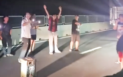 Kẹt xe trên cao tốc Vĩnh Hảo - Phan Thiết, nhiều người xách loa ra đường... hát karaoke