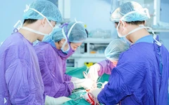 Cắt bỏ khối u buồng trứng 5kg đã hoại tử, cứu sống bệnh nhân 66 tuổi