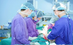 Cắt bỏ khối u buồng trứng 5kg đã hoại tử, cứu sống bệnh nhân 66 tuổi