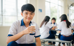 Ly sữa bạn uống có chứa bao nhiêu protein?