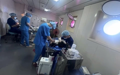 Vượt điều kiện khắc nghiệt, y bác sĩ TP.HCM khám sức khỏe miễn phí cho quân dân Trường Sa