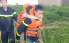 Cảnh sát lao xuống sông cứu sống hai anh em ruột