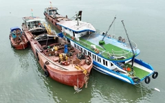 Tàu du lịch bị lật đã được đưa về khu vực Nhà máy đóng tàu Hạ Long để điều tra