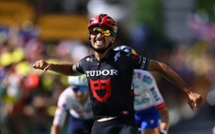 Tay đua ăn mừng hụt vì ngỡ về nhất chặng Tour de France
