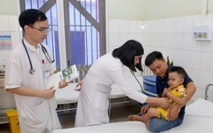 Bé trai 2 tuổi ngã xuống hồ cá Koi được cứu sống thần kỳ