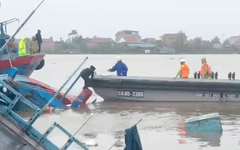 Tàu cá lật chìm trên sông Chanh ở Quảng Ninh, 9 người được cứu kịp thời