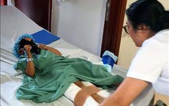 Cháu bé 4 tuổi bị ngã từ cửa sổ tầng 2 khách sạn khi đi du lịch