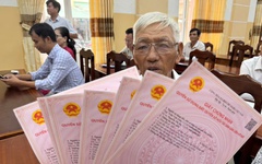 Cụ ông 66 tuổi nhận cùng lúc 7 sổ đỏ, vui mừng vì thủ tục nhanh gọn