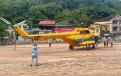 Quân đội điều trực thăng chở hàng cứu trợ vùng lũ ở Nghệ An