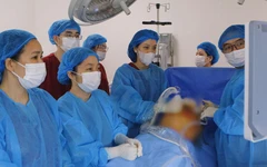 Bé gái có dây rốn dài 1m, xoắn vặn nhiều vòng