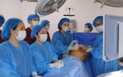 Bé gái có dây rốn dài 1m, xoắn vặn nhiều vòng