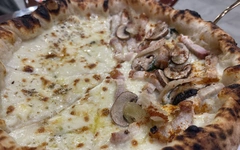 Quẹo hẻm tìm quán của Phú, ăn pizza Ý vị heo quay cải chua