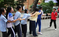 Chiến sĩ Hoa phượng đỏ chạy trạm, bỏ túi kỹ năng số