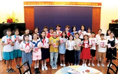 Câu lạc bộ Phóng viên nhí viết gì trong bản tin đầu tay?