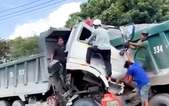 Hai xe ben tông trực diện làm một tài xế tử vong ở TP.HCM