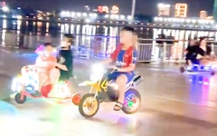 Xe điện trẻ em chạy tràn lan trong công viên ở Đà Nẵng, nguy cơ tai nạn