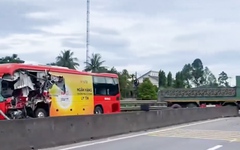 Xe khách tông xe đầu kéo ở Quảng Trị, 3 người bị thương