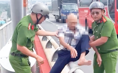 Công an tìm thân nhân người đàn ông có dấu hiệu bất thường ngồi trên cầu Rạch Miễu