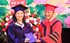 Những bác sĩ nội trú đầu tiên của Trường đại học Y dược đã tốt nghiệp